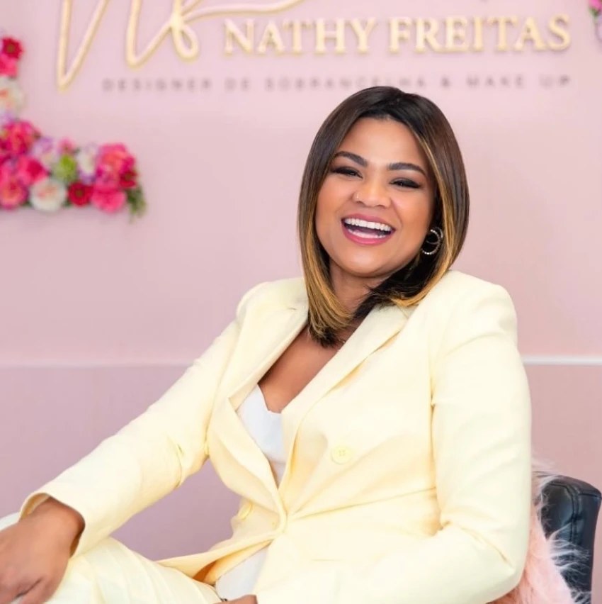 Nathy Freitas, diretora e Master Formadora, no seu estúdio