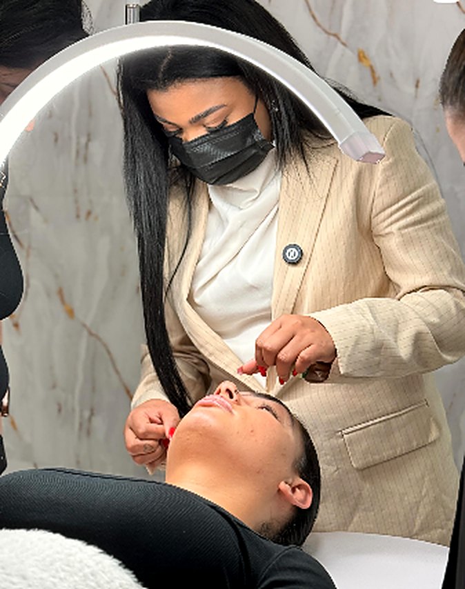 Nathy Freitas a demonstrar o procedimento em modelo real